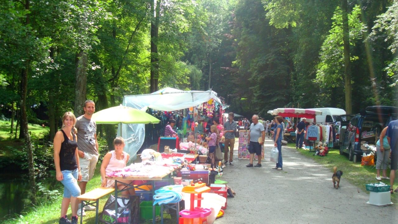 BEAURAING FLEA MARKET ON THE GRASS